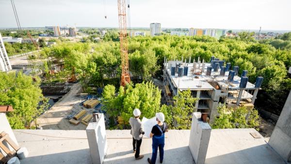 1. Österreichischer Neubaubericht 2025: Zahlen stabilisieren sich auf sehr niedrigem Niveau