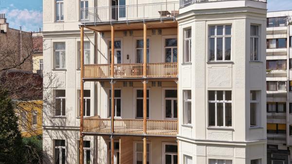 Tradition erhalten, Substanz erneuern: Historischer Holzbalkonturm in Döbling saniert