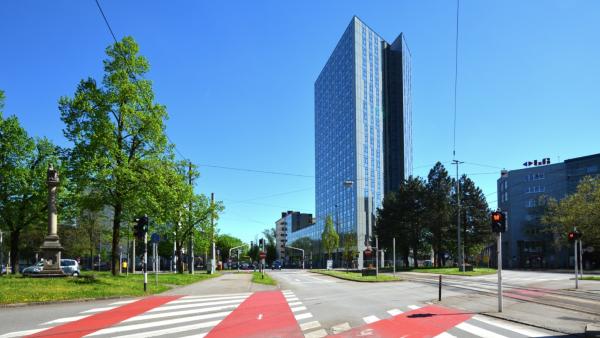 STC Development und RoomBuus übergeben Linzer Wohnhochhaus "High Five"