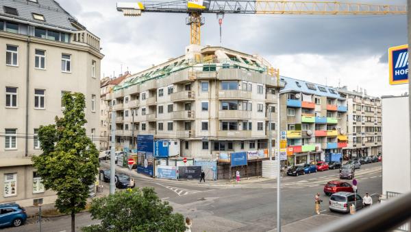 Gleichenfeier für das Wohnprojekt in der Grillgasse 12 – Baufortschritt für nachhaltigen Wohnraum in Simmering