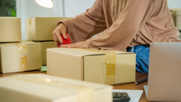 Savills: Unternehmen rüsten sich für die Logistik der Rücksendungen