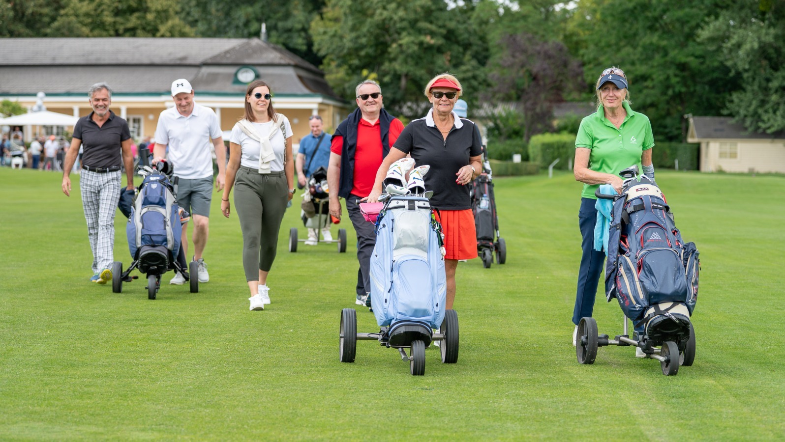 Golfspieler am Platz gehend