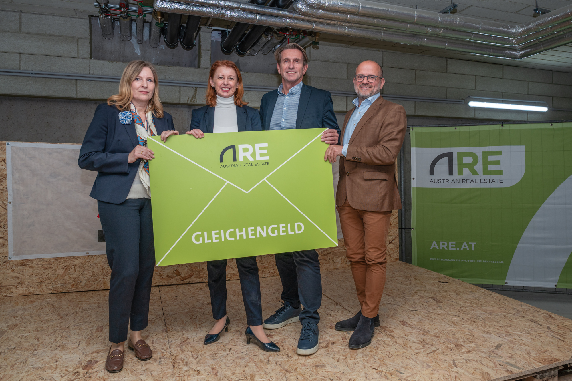 v.l.n.r.: ARE Projektmanagerin Cornelia Oberlehner, ARE Projektentwicklungsleiterin Michalea Koban, STRABAG Direktionsleiter Frank Fercher und STRABAG Bereichsleiter Markus Gornik