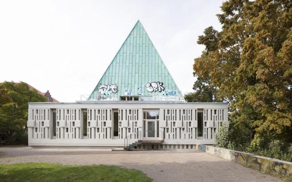 Schiffscontainer, Knast oder Kirche?