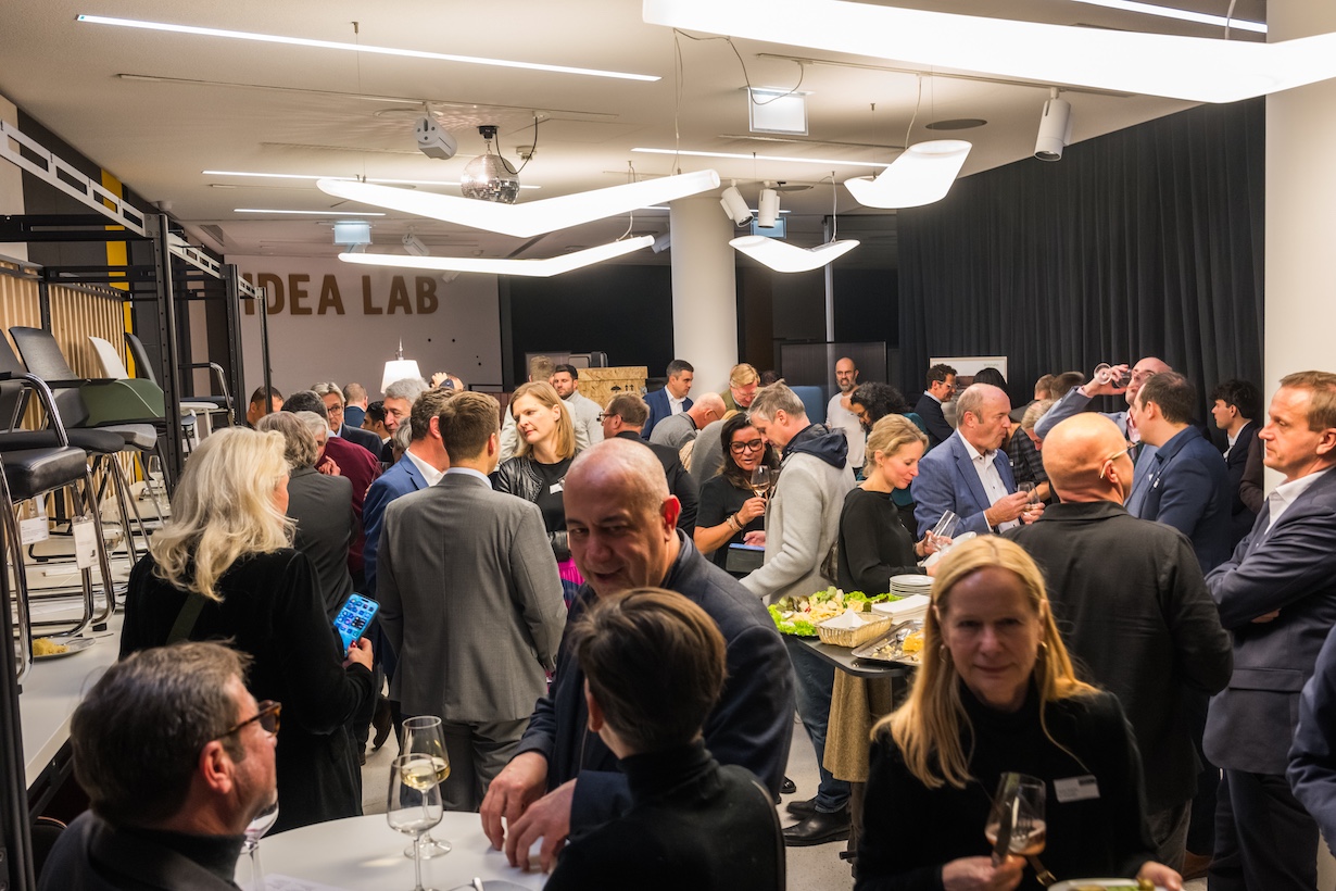 Gääste beim drinks before Home