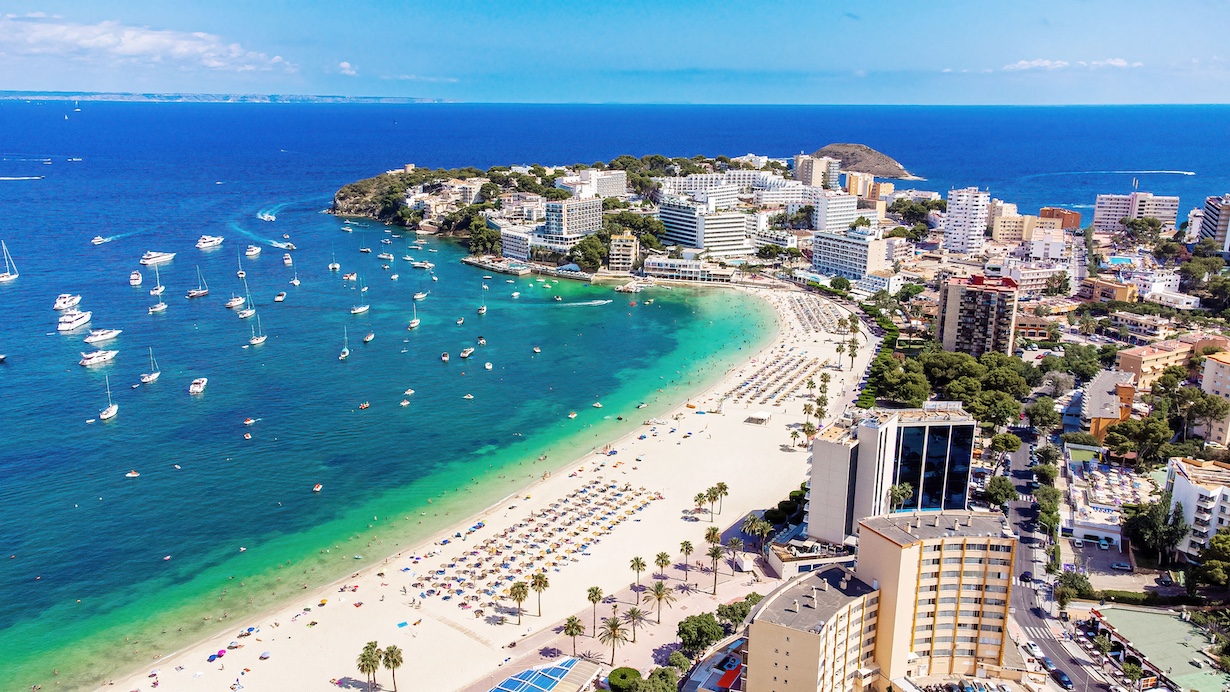 Blick auf einen Strand auf der Insel Mallorca