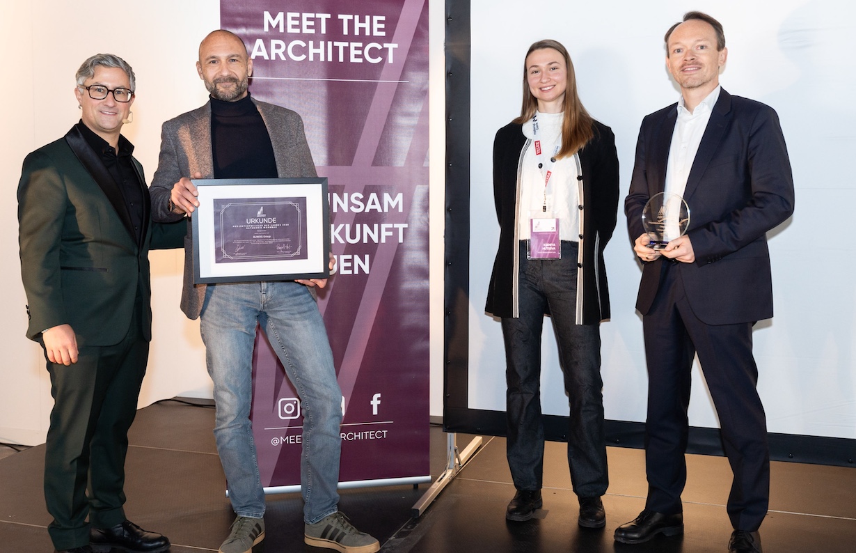 Michael Herbek (2. v.l.), Abteilungsleiter der BUWOG-Projektentwicklung, und Alexander Steppan (ganz rechts), Abteilungsleiter BUWOG-Baumanagement, nahmen stellvertretend für die BUWOG den Award von Heimo Rollett (ganz links) und Kseniya Hutseva entgegen.