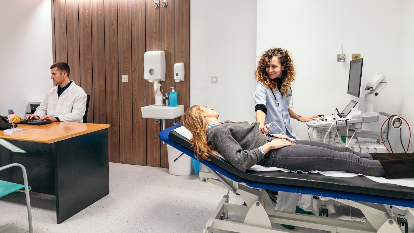 Dame auf einem Krankenbett in einer ambuanten Vorsorge