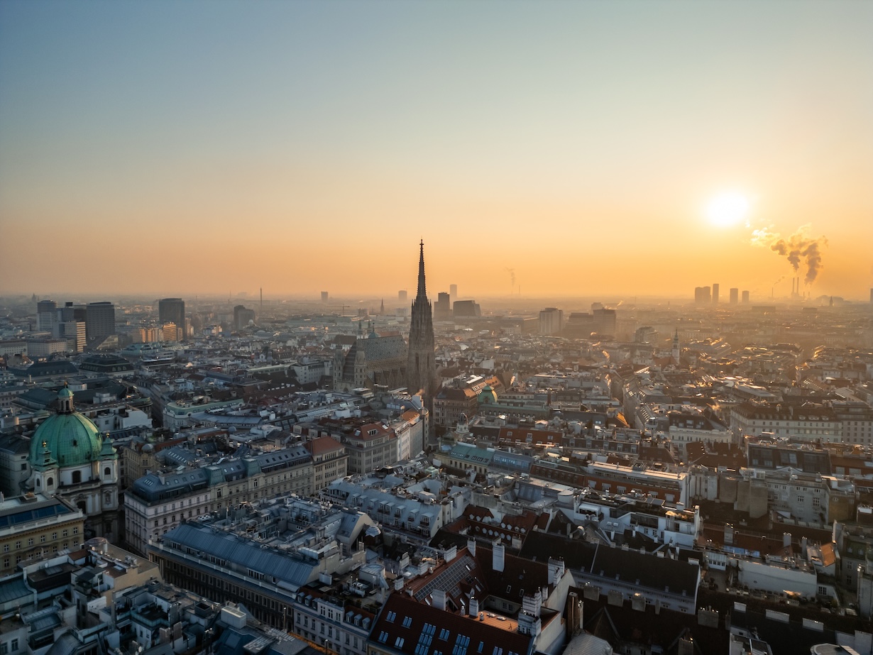 Skyline von Wien mit Stephansdom bei Sonnenaufgang