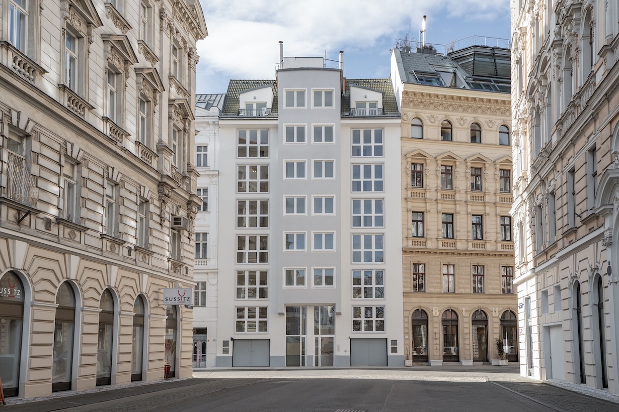 The Pearl fügt sich harmonisch in das historische Stadtbild rund um den Karmelitermarkt ein