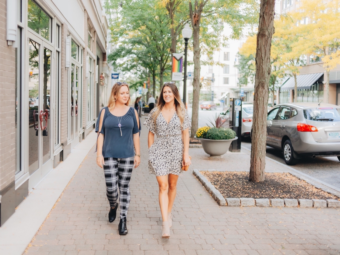 Zwei Mädchen in der Stadt