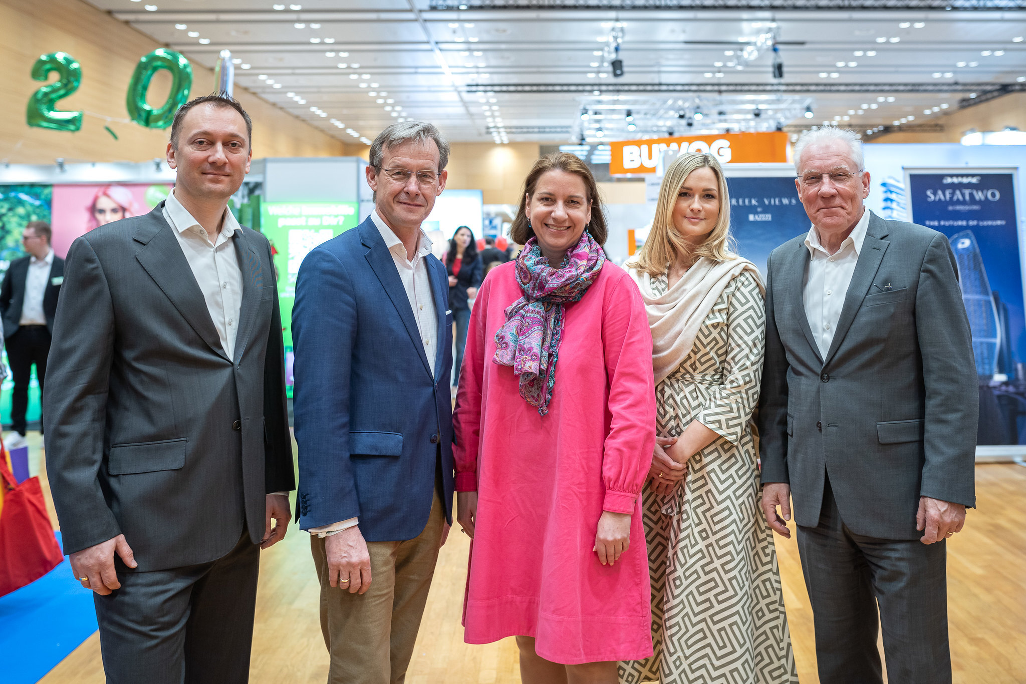 Das Eröffnungspodium: Evgeni Gerginski (HawlikGerginski Architekten), Gerald Beck (VÖPE), Barbara Leithner (COO RX Austria & Germany), Marguerite Klonowski (Messeorganisation), Michael Pisecky (WKW)