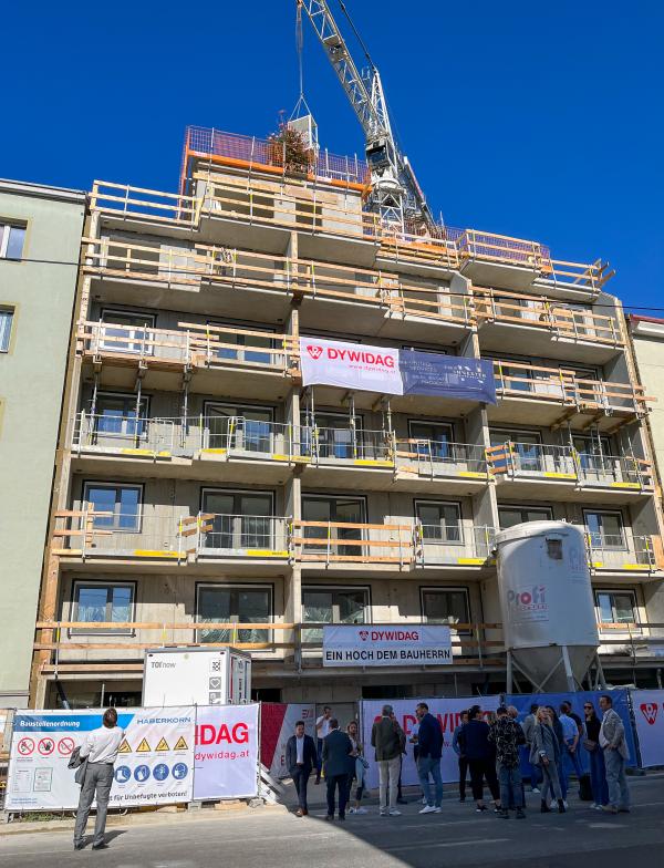DACHGLEICHE IN WIEN SIMMERING: INVESTER UNITED BENEFITS FEIERT BAU-MEILENSTEIN IN ZUKUNFTSWEISENDEM WOHNPROJEKT