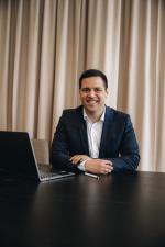 Pablo Viveros sitzt an einem Tisch mit Laptop
